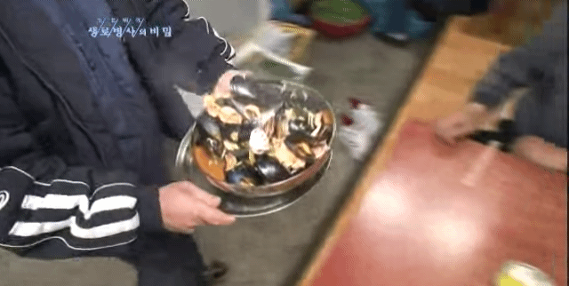 생로병사의 비밀 짠맛 중독 아저씨 먹방ㅋㅋㅋ.gif | 인스티즈