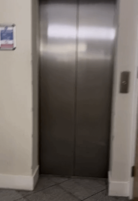 할로윈 분장 이따위로 했는데 엘리베이터에서 사람들 마주치면 어떡할래.gif | 인스티즈