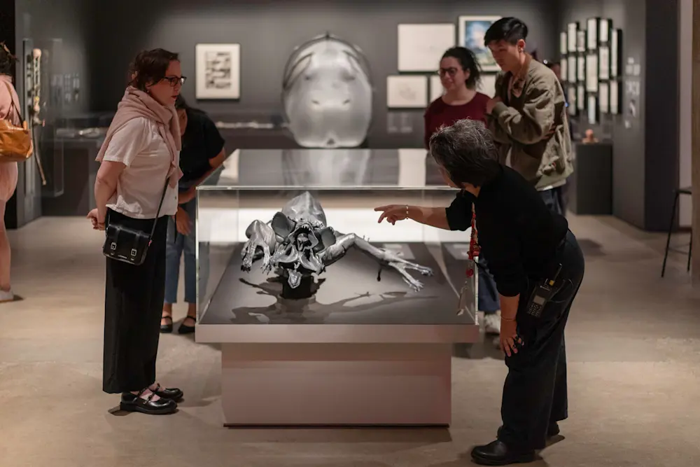 봉준호 전시회 방문해서 봉준호 굿즈 옷 착용한 지드래곤 | 인스티즈