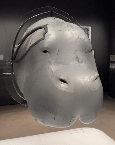 봉준호 전시회 방문해서 봉준호 굿즈 옷 착용한 지드래곤 | 인스티즈