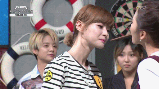 빼빼로 게임을 대하는 두 걸그룹의 차이 | 인스티즈