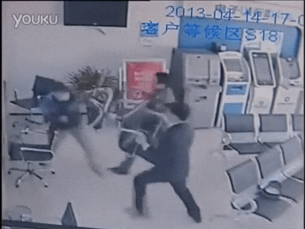 흉기 들고 날뛰는 사람 대처하는 방법.gif | 인스티즈