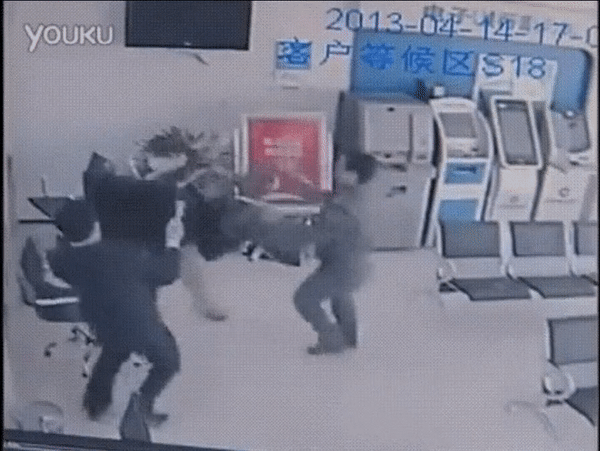 흉기 들고 날뛰는 사람 대처하는 방법.gif | 인스티즈