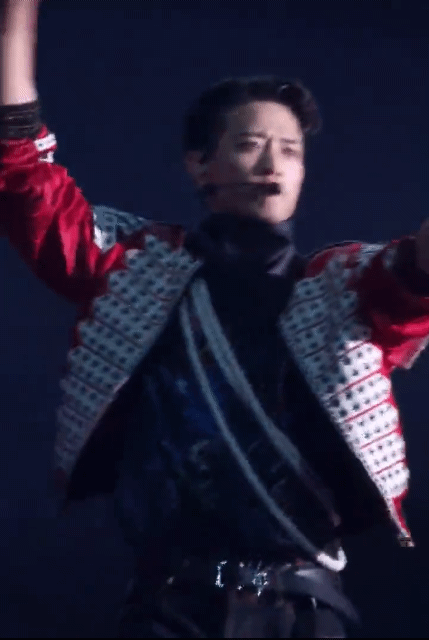 샤이니콘서트에서 일어나지 않는 팬을 발견한 민호.gif | 인스티즈