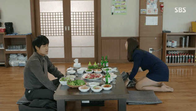 소개팅에서 낮술때리는데 소개팅녀가 일어나다가 떨어뜨렸다 | 인스티즈