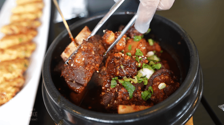 미국 LA, 코리아타운 한식당 소반의 매운 갈비찜과 다양한 한식요리들.gif | 인스티즈