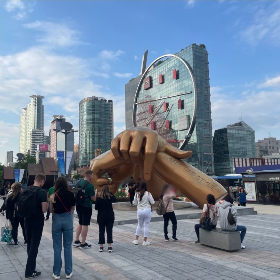 처음 만들 땐 비난과 조롱일색이었는데 이젠 은근 핫한 관광스팟.jpg | 인스티즈