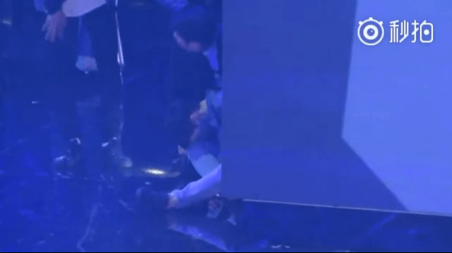 쓰러진 레이 걍 쌩 까는 엑소 멤버들 | 인스티즈