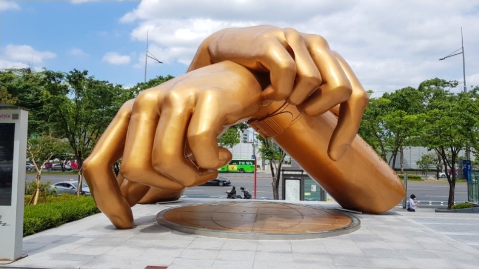 처음 만들 땐 비난과 조롱일색이었는데 이젠 은근 핫한 관광스팟.jpg | 인스티즈