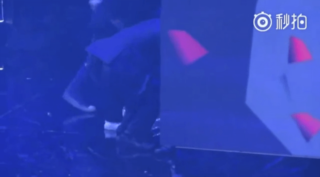 쓰러진 레이 걍 쌩 까는 엑소 멤버들 | 인스티즈