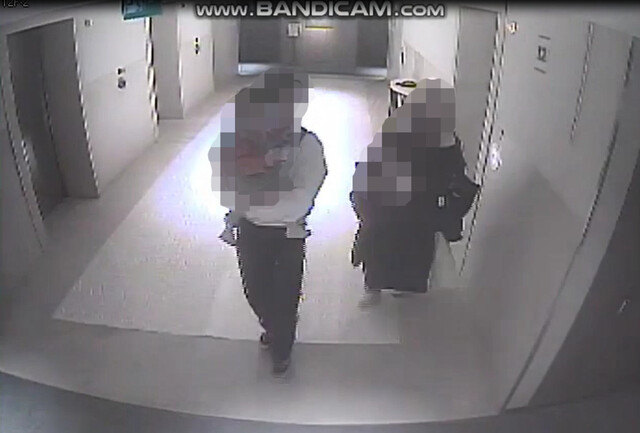 고등학교 교사였던 ㄱ씨가 제자 ㄴ군, 아들과 함께 이동하는 모습. 류아무개씨 제공