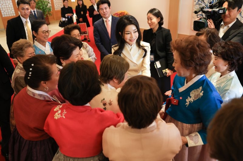 무궁화 휘장 박은 '김건희용 액자'…尹보다 단가 비싼 최고급으로 제작 | 인스티즈