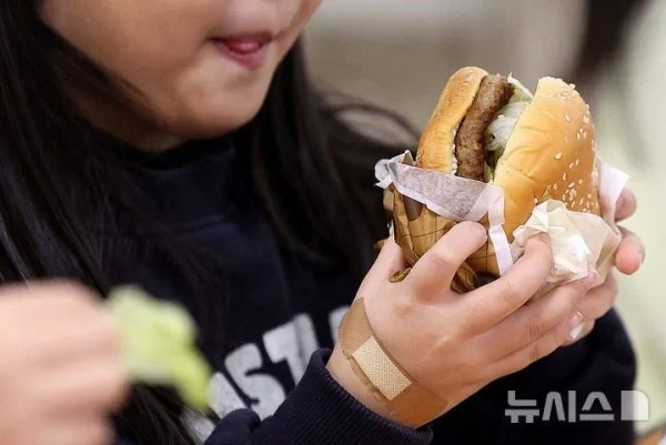 어제자 파업으로 대체식 먹는 초등학생들 | 인스티즈