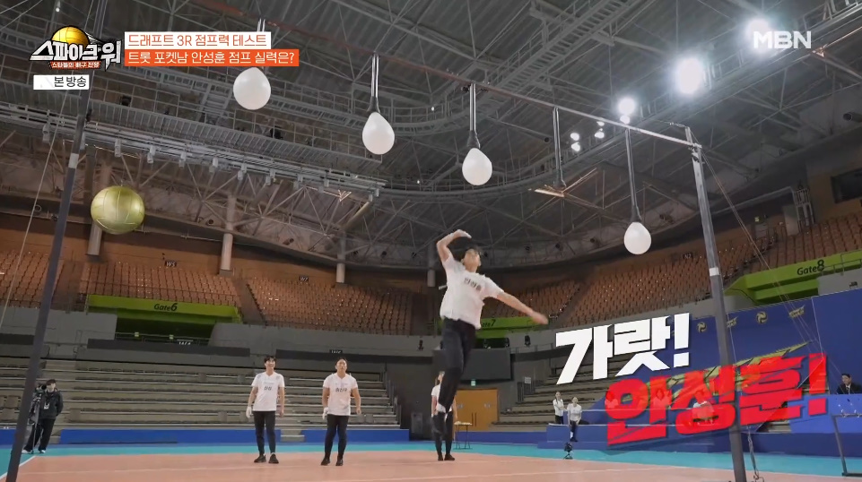 3m 10cm 공 쳐낸다는 여자 배구선수.jpg | 인스티즈