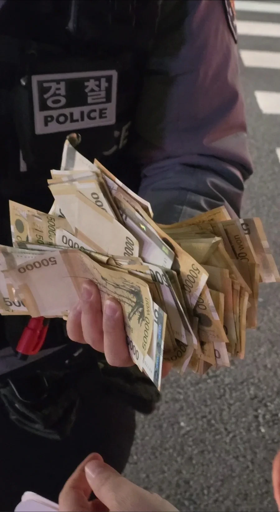 도로변에 떨어진 5만원권들 | 인스티즈