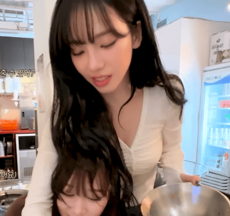 왜인지 몰라도 놀래서 황급히 머리빼는 지젤 .gif | 인스티즈