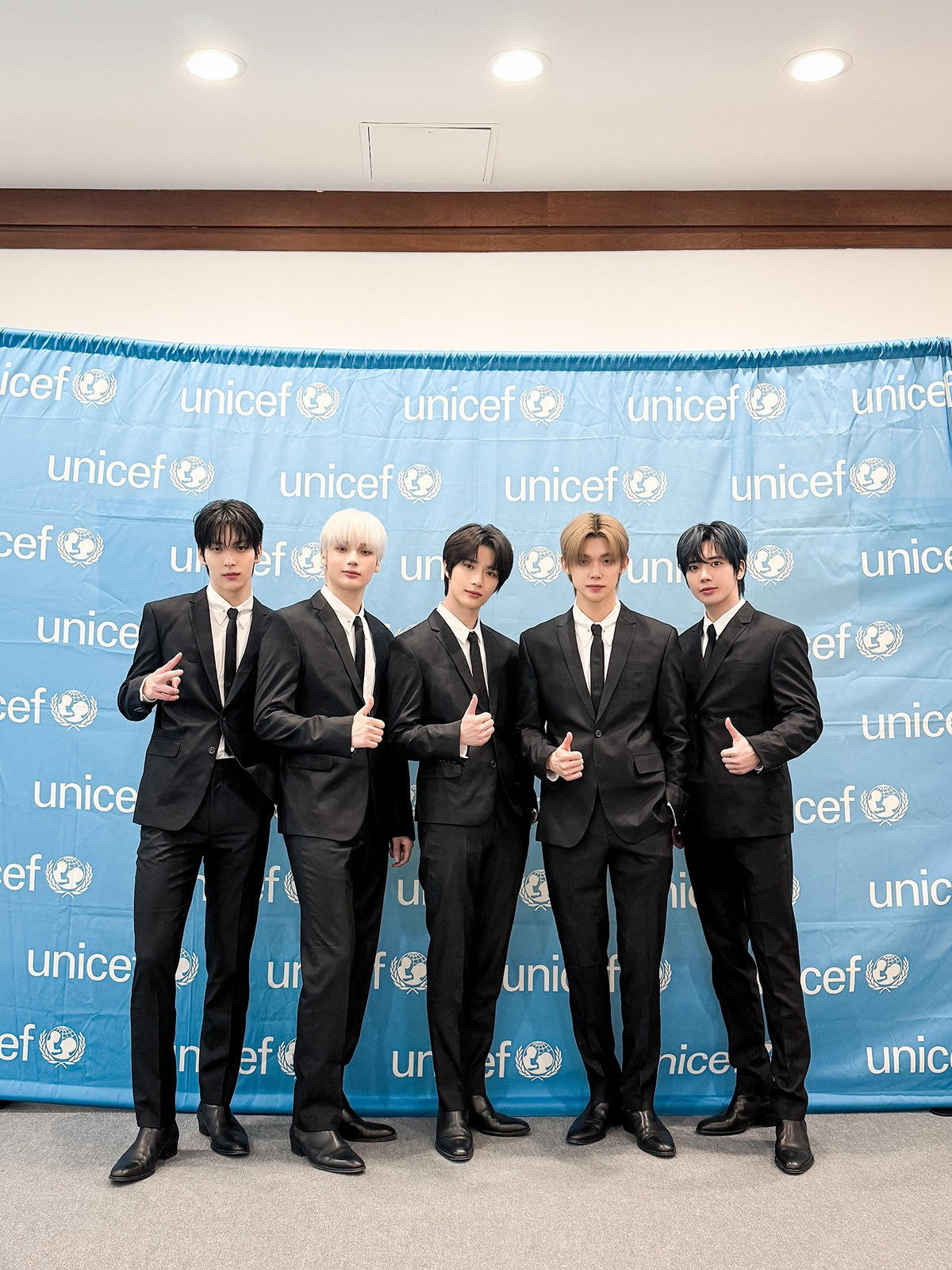 평균 신장 180cm가 넘는 현역 5인조 아이돌 그룹 두 팀 | 인스티즈