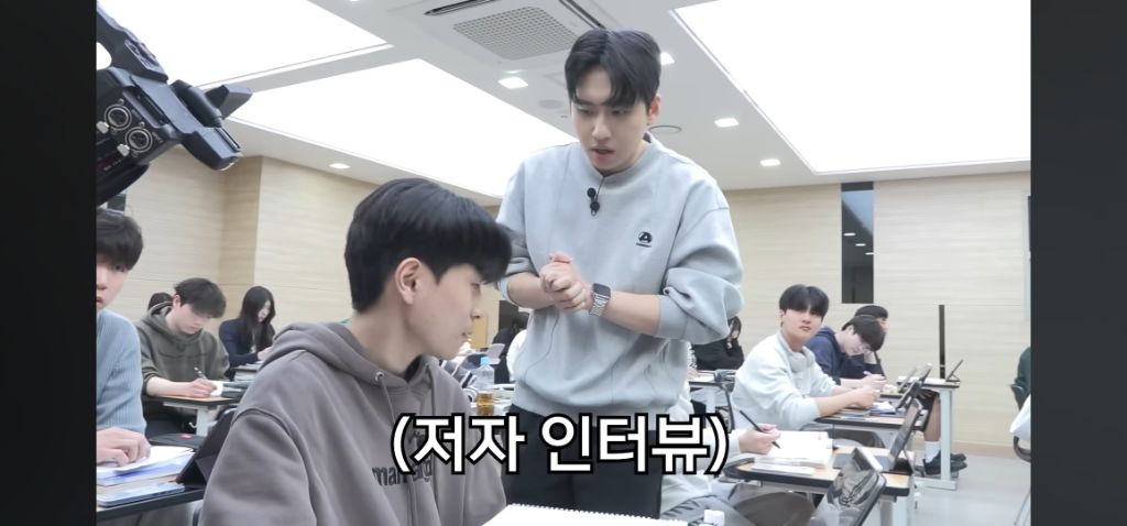 친구가 만든 교재로 공부하는 학생 | 인스티즈