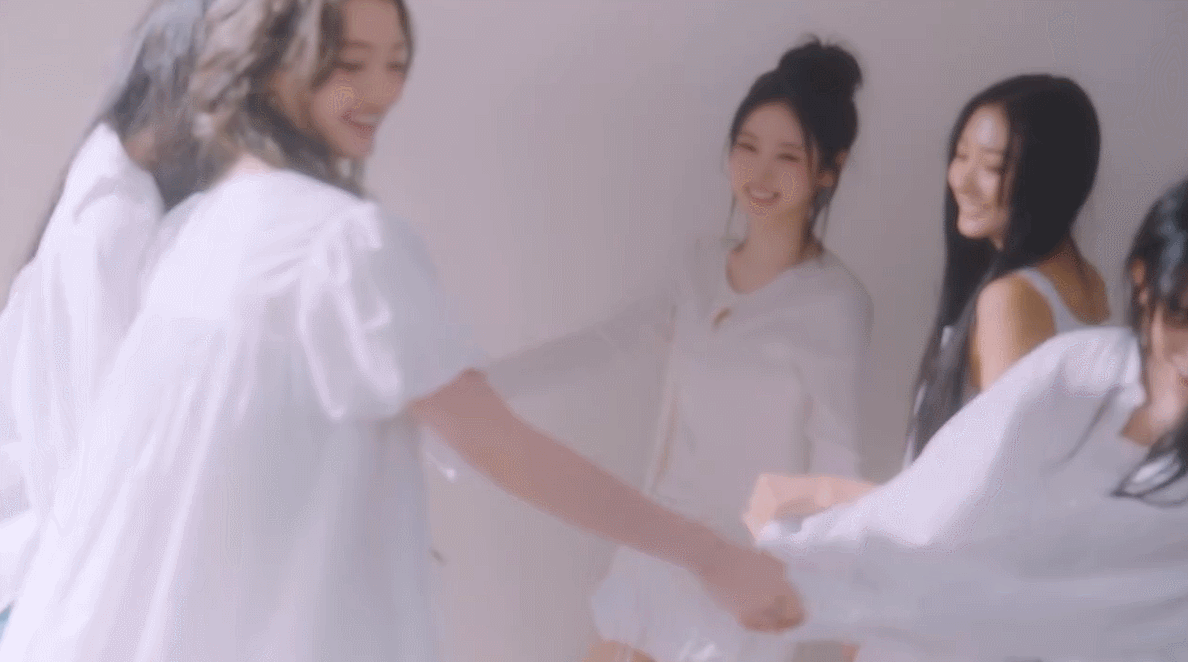 데뷔하고 처음으로 청순 컨셉 한 미야오.gif | 인스티즈