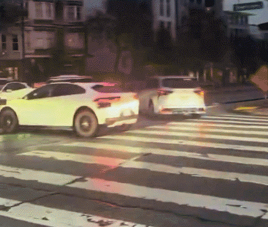 신호등 정전에 멈춘 구글 무인택시…교차로 장애물 전락 | 인스티즈