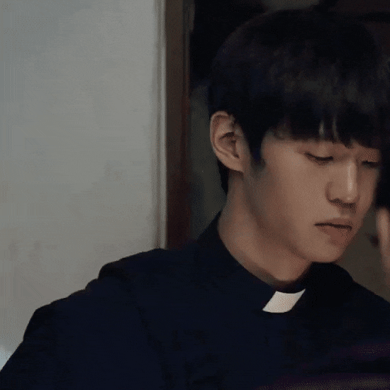 설정이 더 파격적이였던 영화 검은사제들의 원작 12번째 보조사제 | 인스티즈