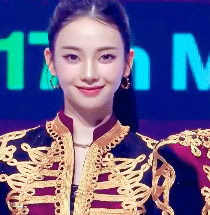 의외로 흔하지 않게 생긴 카리나 얼굴 근황.jpgif | 인스티즈