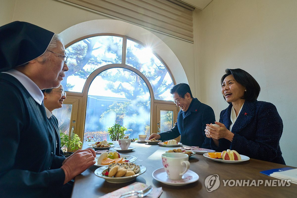이재명 대통령·김혜경 여사 '성탄절 노틀담 수녀원 방문' | 인스티즈