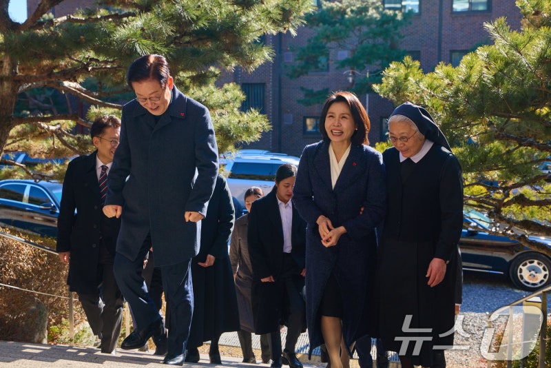 이재명 대통령·김혜경 여사 '성탄절 노틀담 수녀원 방문' | 인스티즈