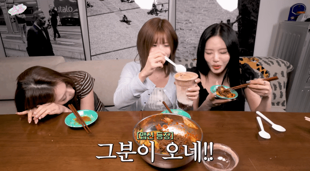 매운 냉면 먹고 손 벌벌 떠는 송하영 | 인스티즈