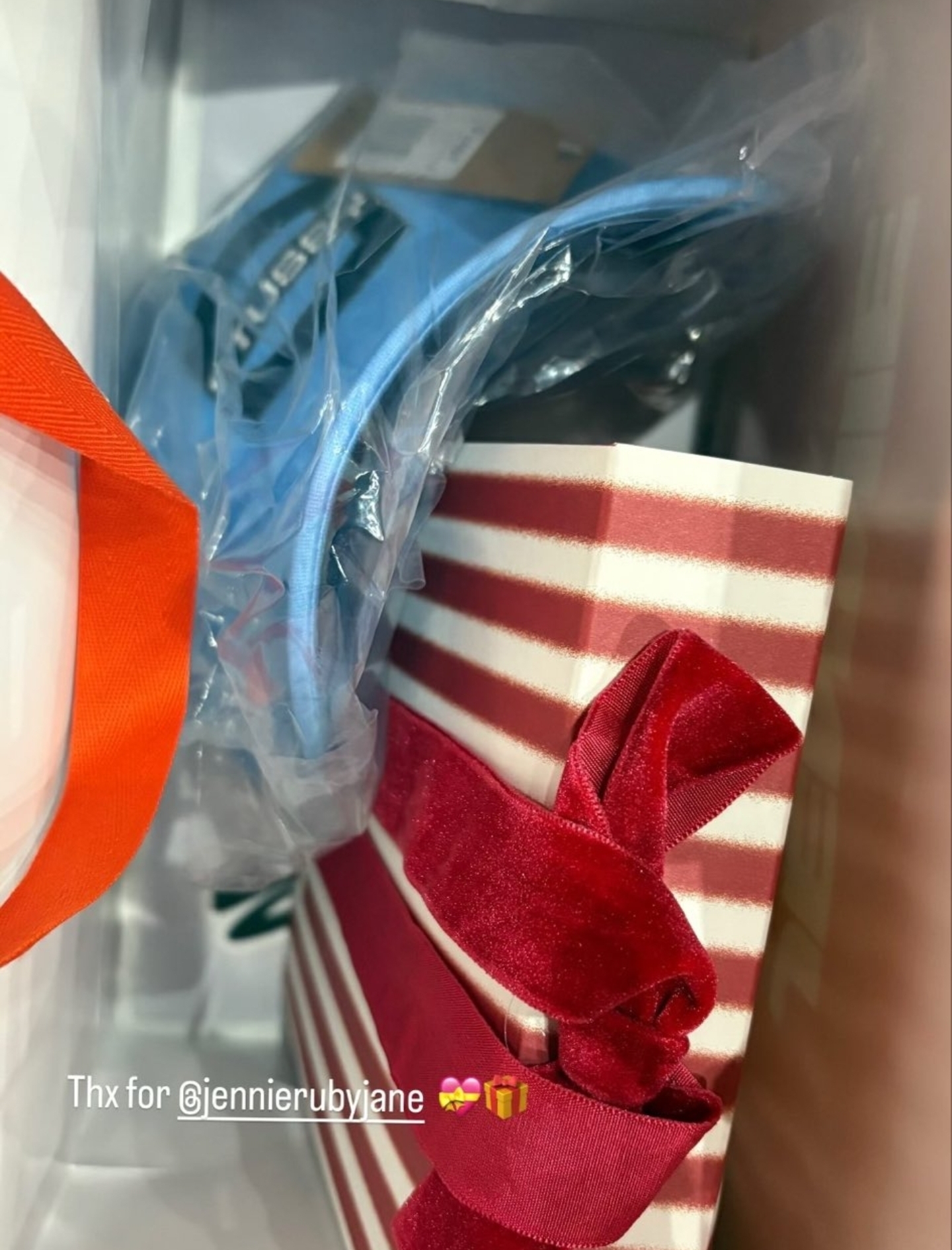 MMA 댄서들한테 핸드크림&향수와 각자에게 어울리는 모자 선물했다는 제니.jpg | 인스티즈