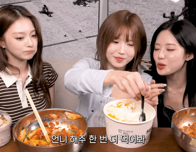 매운 냉면 먹고 손 벌벌 떠는 송하영 | 인스티즈