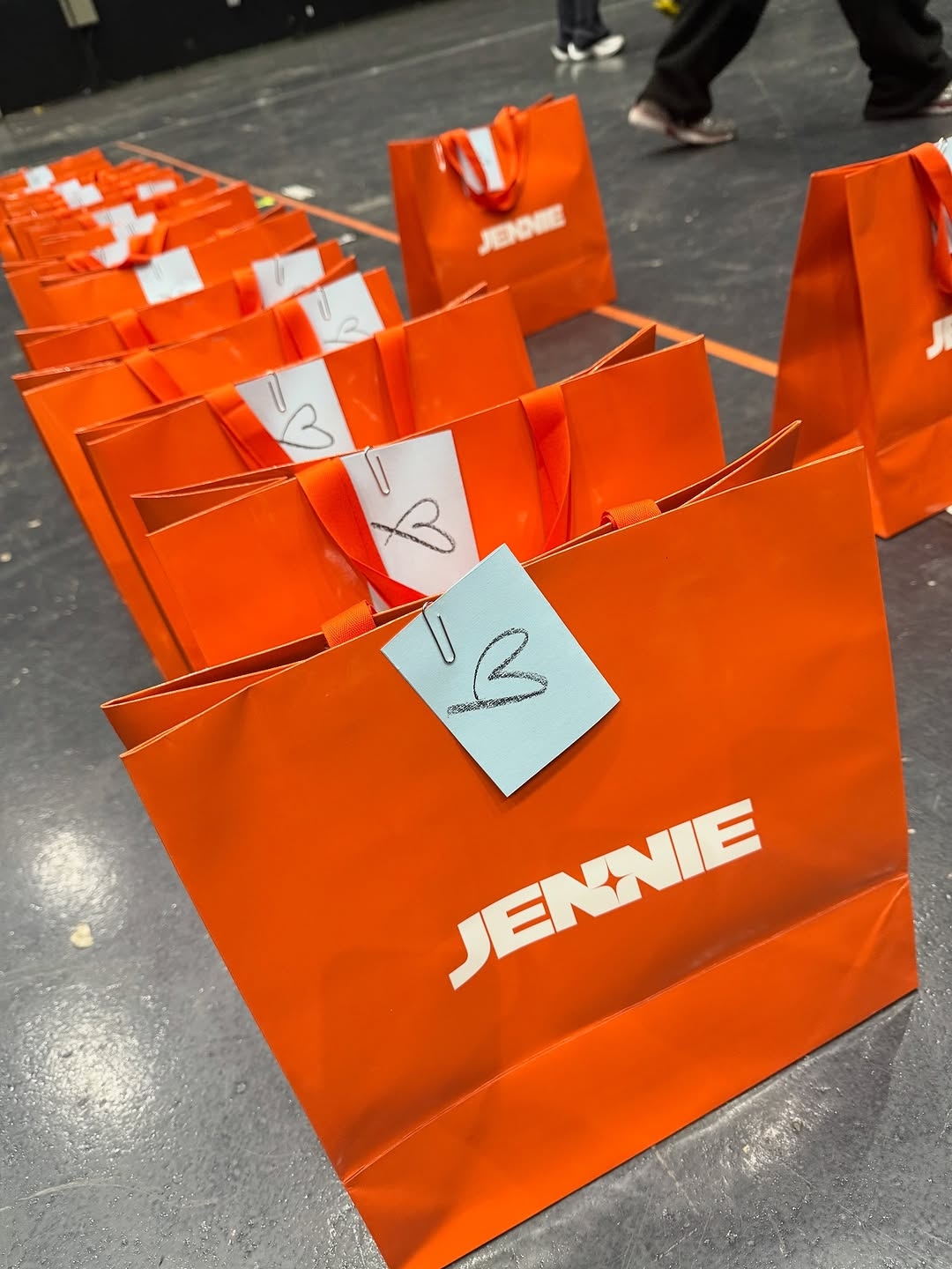 MMA 댄서들한테 핸드크림&향수와 각자에게 어울리는 모자 선물했다는 제니.jpg | 인스티즈