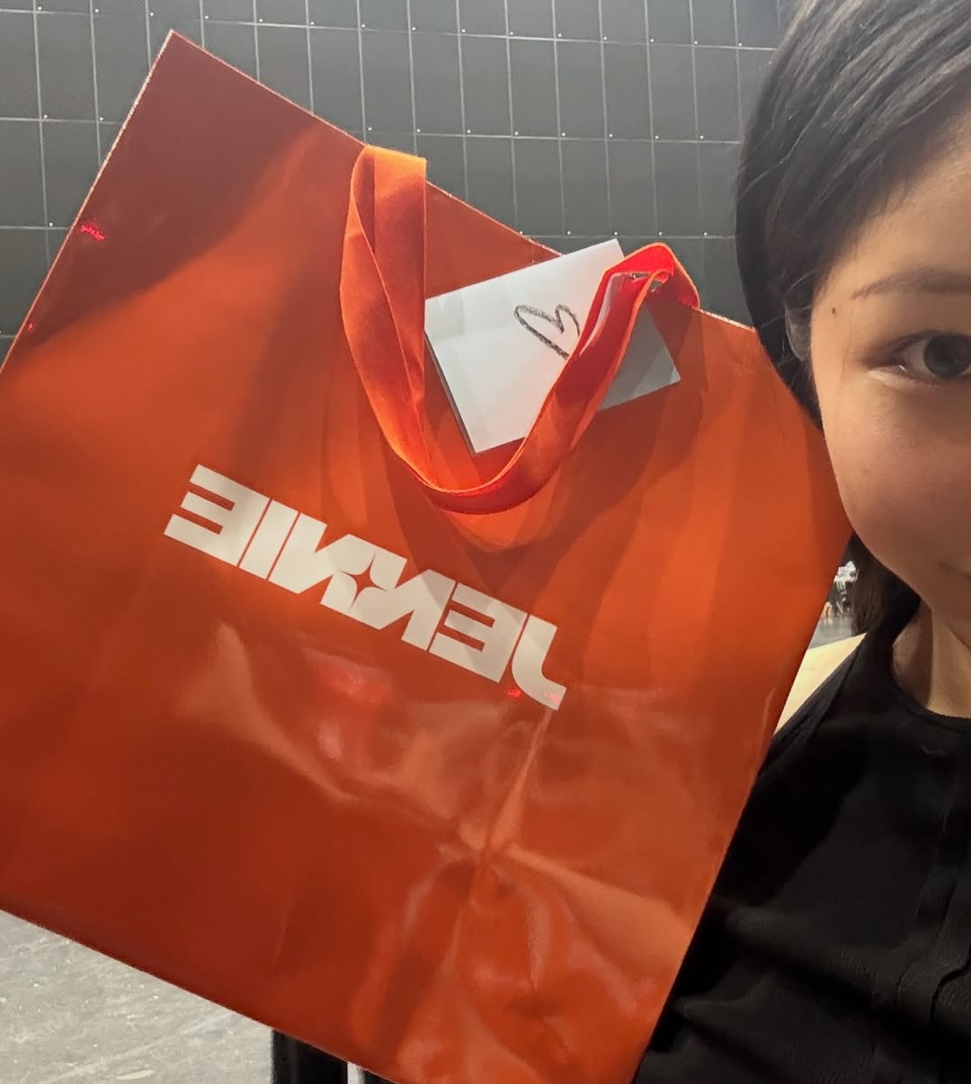 MMA 댄서들한테 핸드크림&향수와 각자에게 어울리는 모자 선물했다는 제니.jpg | 인스티즈