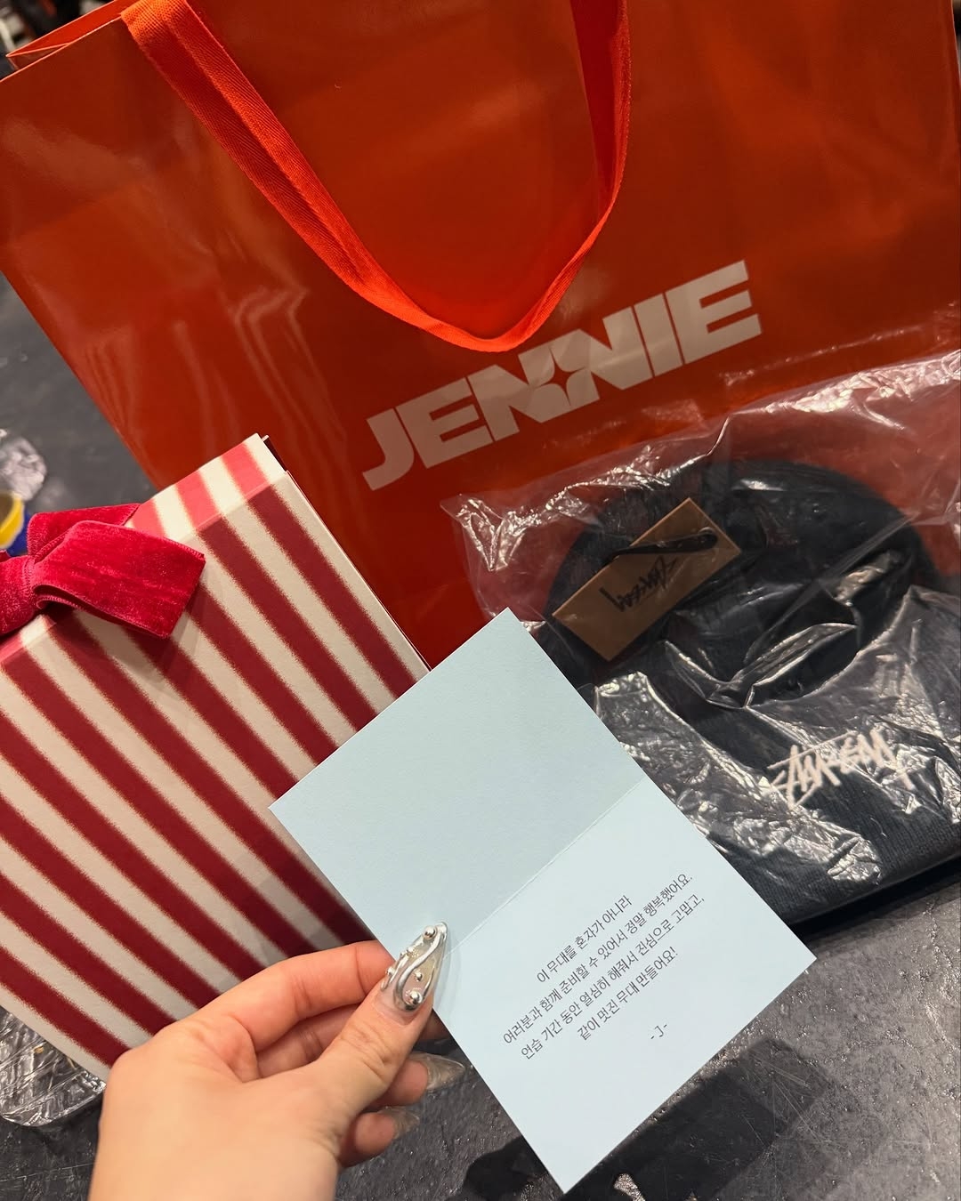 MMA 댄서들한테 핸드크림&향수와 각자에게 어울리는 모자 선물했다는 제니.jpg | 인스티즈