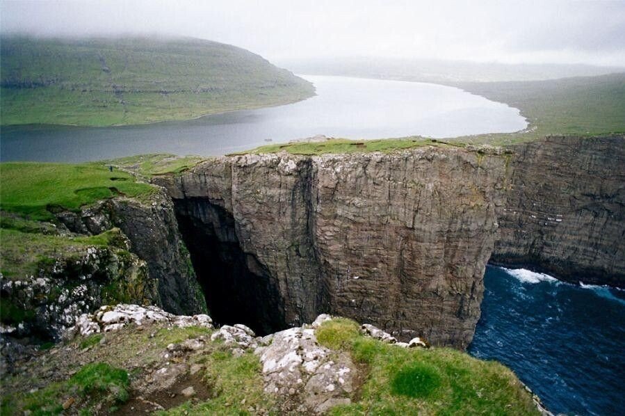 섬에 있는 절벽 위의 호수 .jpg | 인스티즈