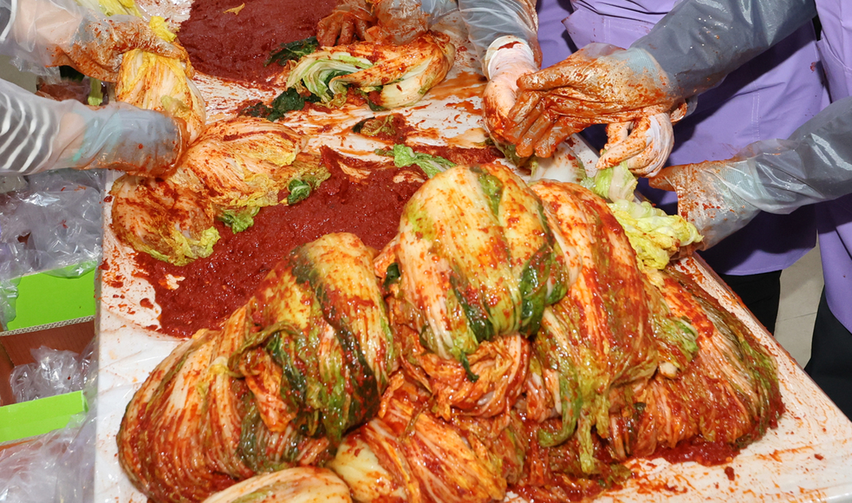 마을회관에서 김장김치 나눠주는데 자기 몫 적다고 불 지름 | 인스티즈