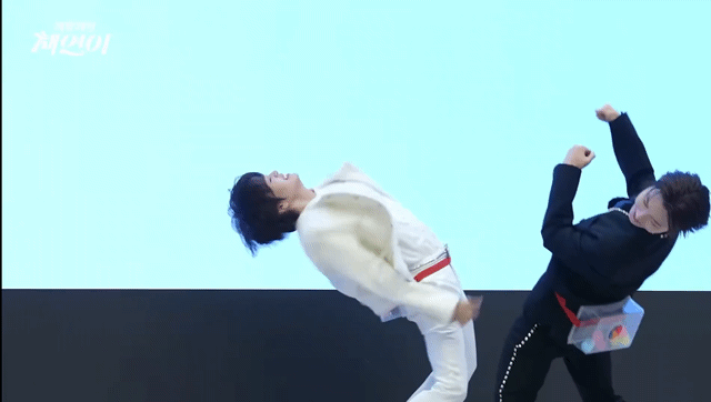 이채연이 주최한 파티에 무페이로 참석해서 무리하는 가족들과 지인들.jpg | 인스티즈