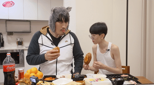 AI 의심되는 47kg 멸치남과 160kg 최홍만의 피지컬 차이 | 인스티즈