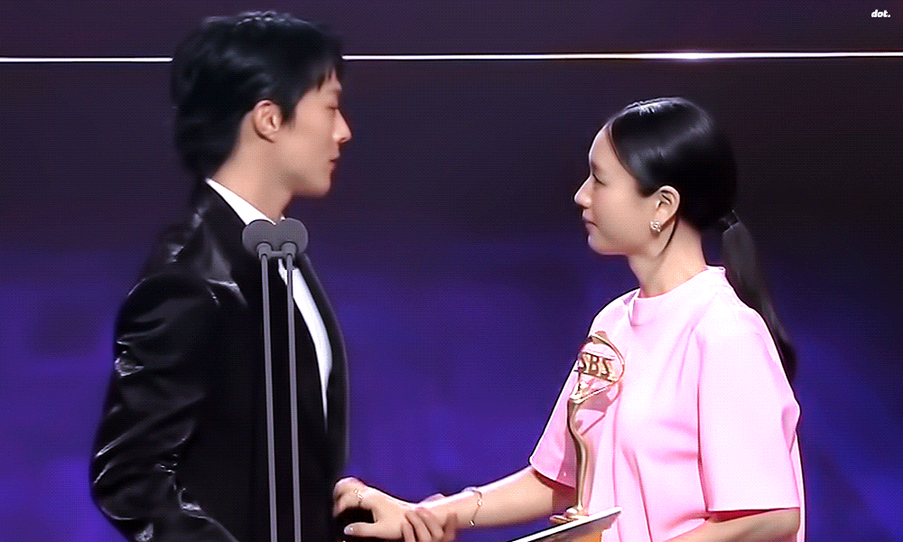 베스트커플상 받고 키스신 재현하는 장기용-안은진 | 인스티즈