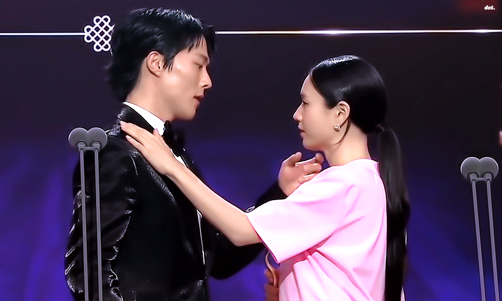 베스트커플상 받고 키스신 재현하는 장기용-안은진 | 인스티즈