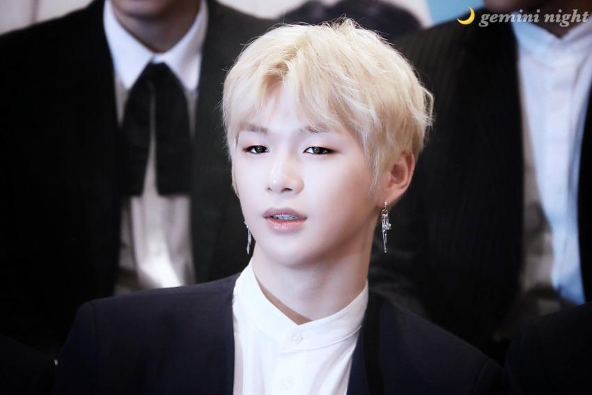 ?가온 기다리면서 심심한 밤이 뿌리는 강다니엘 짤털? | 인스티즈