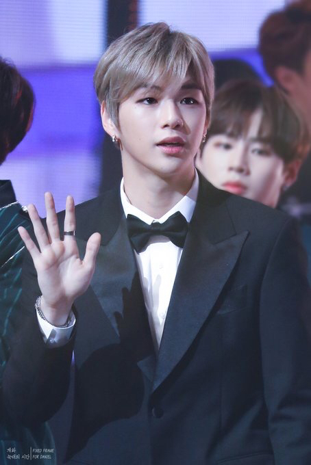 ?가온 기다리면서 심심한 밤이 뿌리는 강다니엘 짤털? | 인스티즈