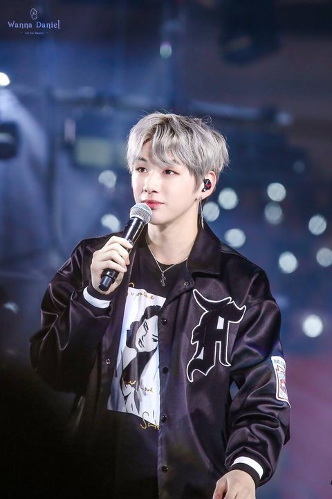 ?가온 기다리면서 심심한 밤이 뿌리는 강다니엘 짤털? | 인스티즈