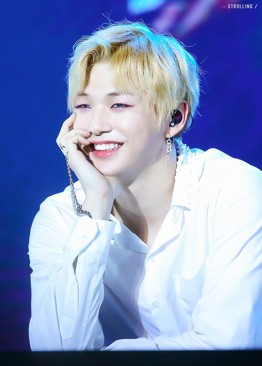 ?가온 기다리면서 심심한 밤이 뿌리는 강다니엘 짤털? | 인스티즈