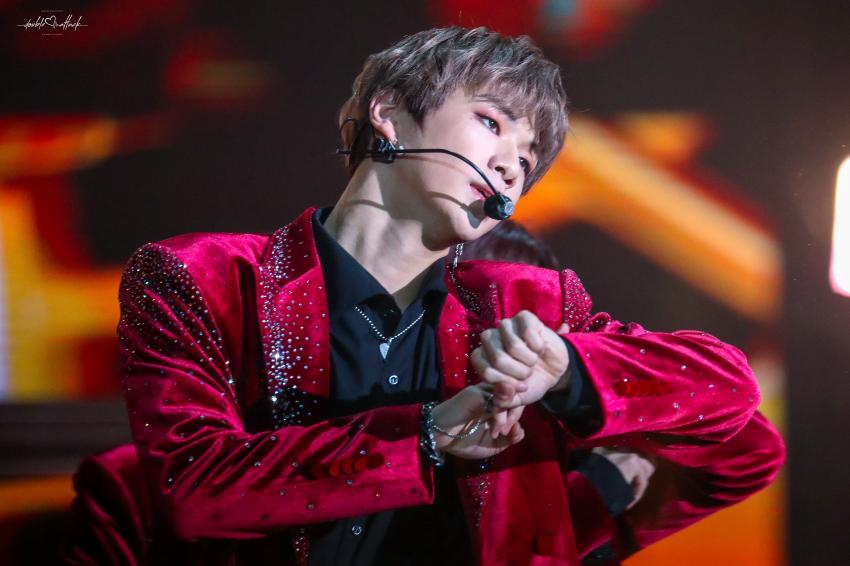 ?가온 기다리면서 심심한 밤이 뿌리는 강다니엘 짤털? | 인스티즈