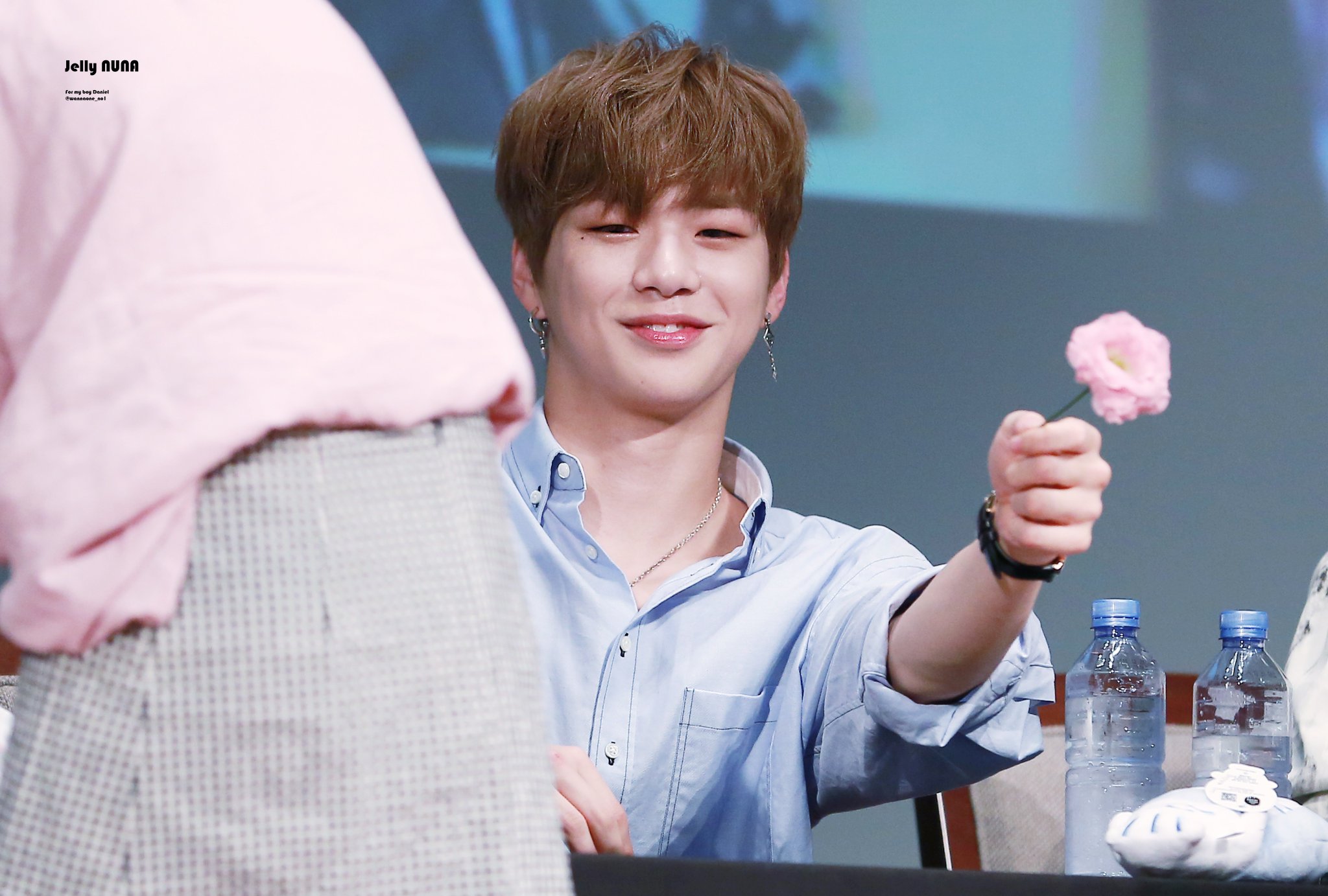 ?가온 기다리면서 심심한 밤이 뿌리는 강다니엘 짤털? | 인스티즈