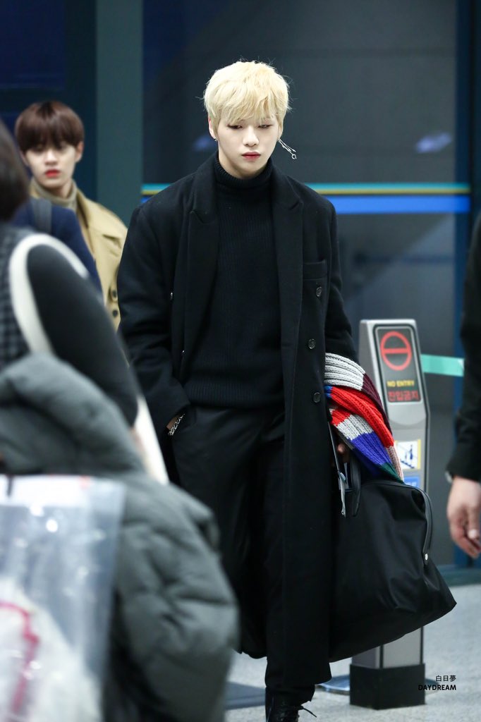 ?가온 기다리면서 심심한 밤이 뿌리는 강다니엘 짤털? | 인스티즈