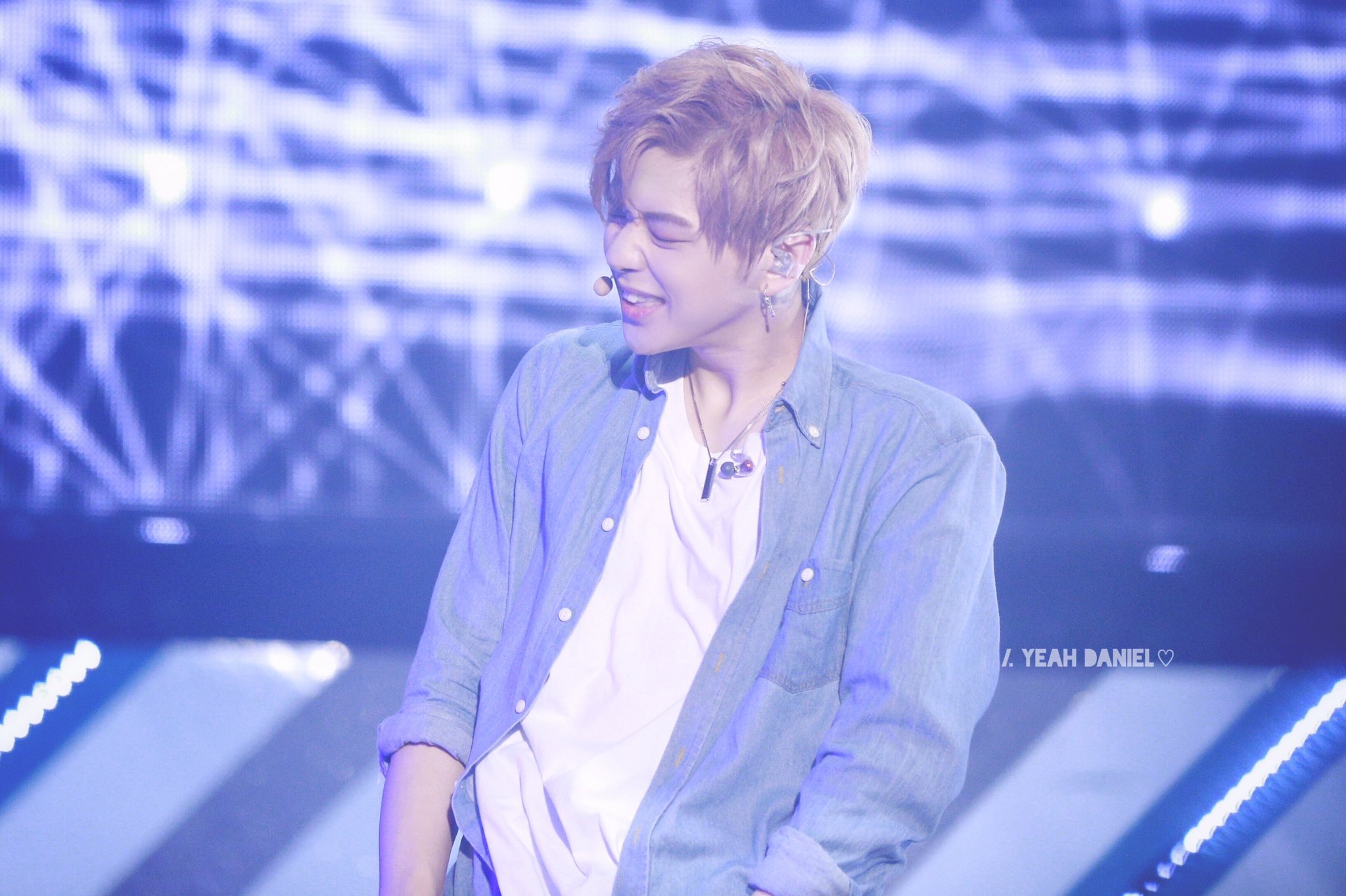 ?가온 기다리면서 심심한 밤이 뿌리는 강다니엘 짤털? | 인스티즈