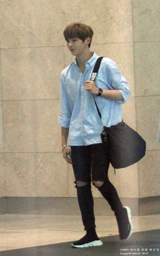 ?가온 기다리면서 심심한 밤이 뿌리는 강다니엘 짤털? | 인스티즈