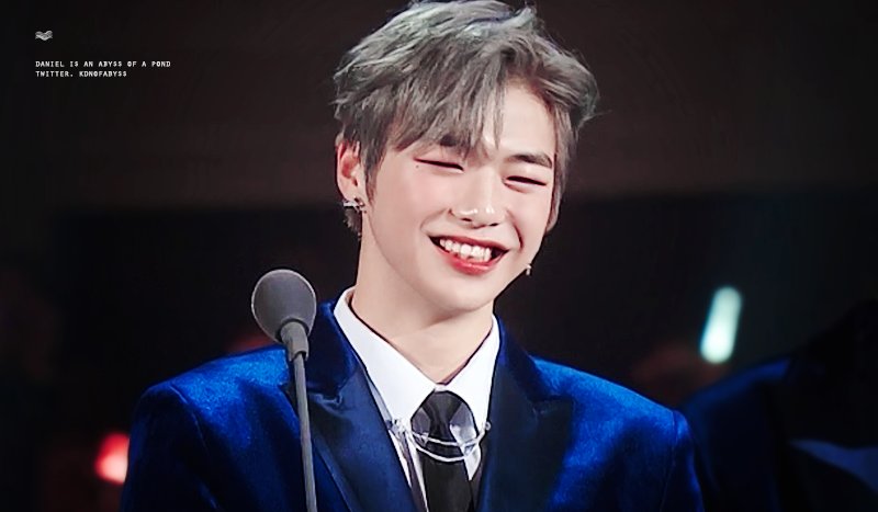 ?가온 기다리면서 심심한 밤이 뿌리는 강다니엘 짤털? | 인스티즈